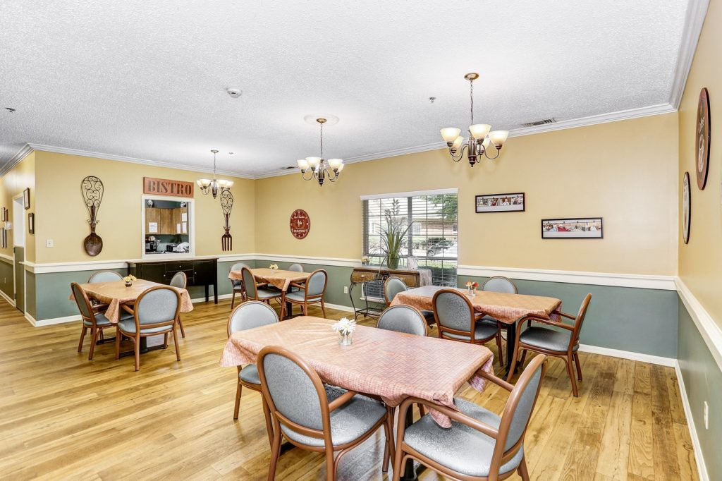 Country Cottages Hoover - Dining Room