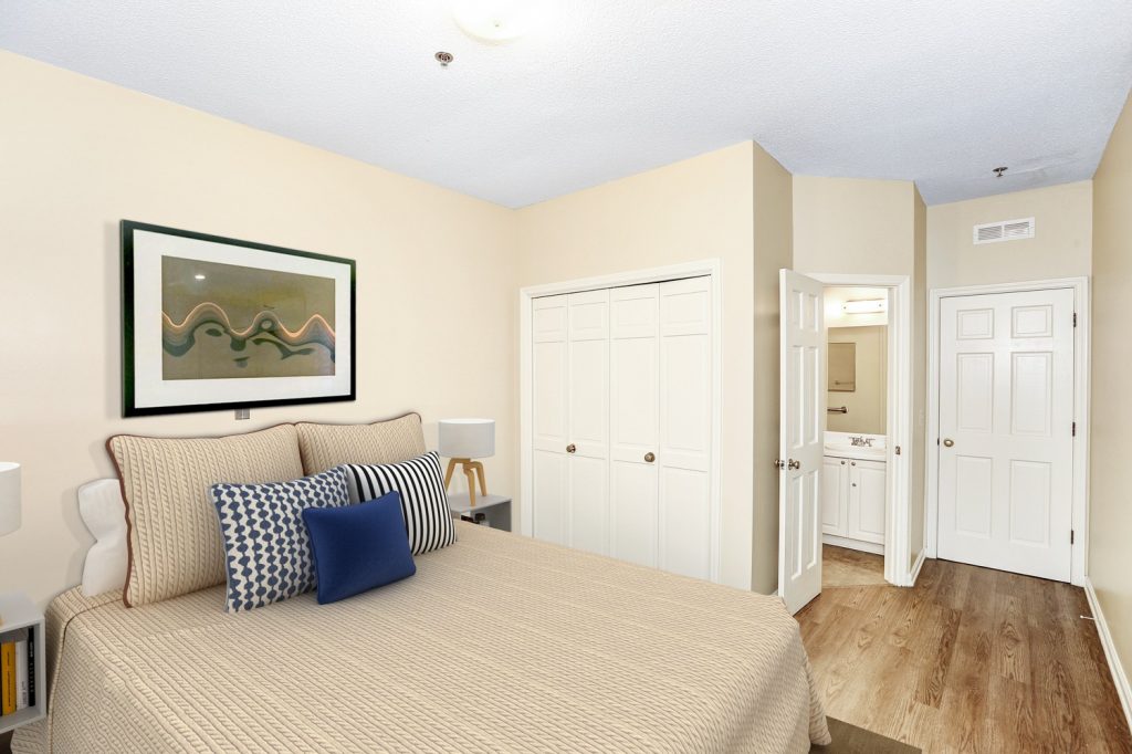 Country Cottages Hoover - Resident bedroom
