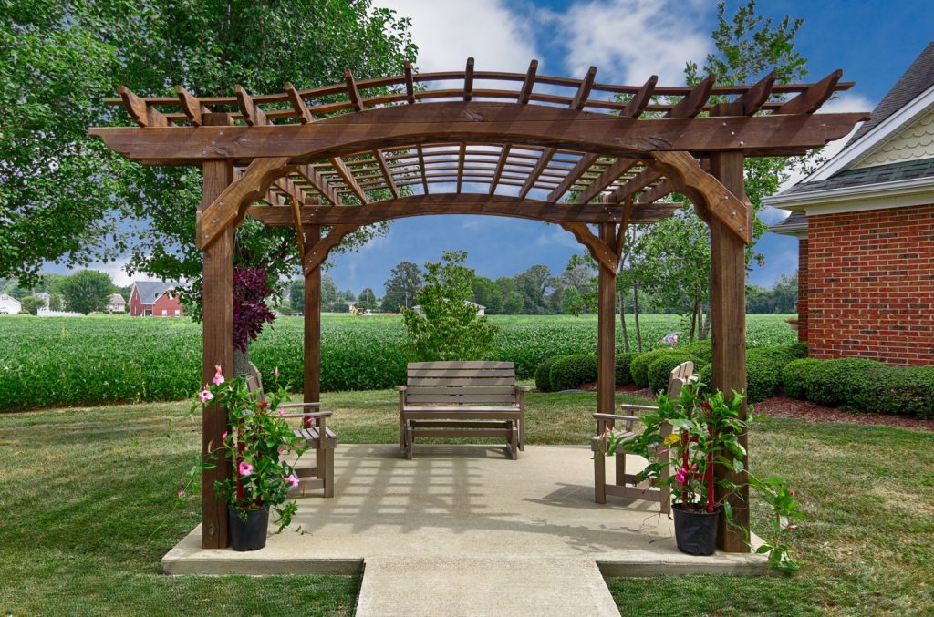 Country Cottage Lawrenceburg - Outdoor area with garden and seating